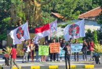 PROTES: Mahasiwa Kota CIlegon menggelar aksi demo bisu memprotes lambannya penanganan bencana.