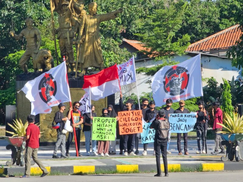 PROTES: Mahasiwa Kota CIlegon menggelar aksi demo bisu memprotes lambannya penanganan bencana.