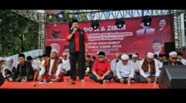 DOAKAN GANJAR MAHFUD: Ketua DPC PDIP Kabupaten Tangerang Irvansyah Asmat didampingi Ketua DPRD Kabupaten Tangerang Kholid Ismail saat Acara Doa dan Zikir.