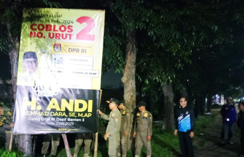 MASA TENANG: Penertiban poster dan baliho caleg oleh Satpol PP Kabupaten Tangerang.