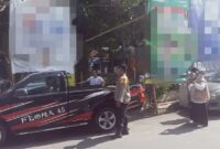 PENERTIBAN: Aparat gabungan menurunkan sejumlah baliho dan billboard milik capres dan caleg di Kota Tangerang.