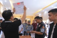 PANTAU PENCOBLOSAN: Penjabat Walikota Tangerang Nurdin saat memantau salah satu TPS saat pencoblosan.