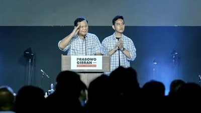 UNGGUL QUICK COUNT: Pasangan nomor urut dua Prabowo Subianto Gibran Rakabuming Raka saat menyampaikan pidato di Istora Senayan setelah unggul dalam quick count sejumlah lembaga survei.