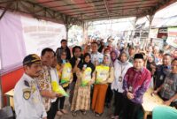 BERAS MURAH: Penjabat Bupati Tangerang saat operasi pasar beras murah di Kecamatan Curug.