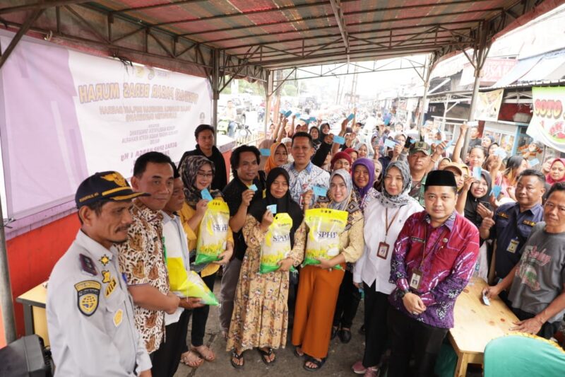 BERAS MURAH: Penjabat Bupati Tangerang saat operasi pasar beras murah di Kecamatan Curug.