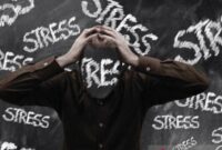 Ilustras orang yang mengalami stress.