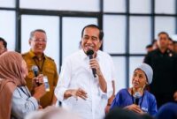 BAGI BERAS: Presiden Joko Widodo mengunjungi Tangerang Selatan dan membagikan beras cadangan pemerintah.  