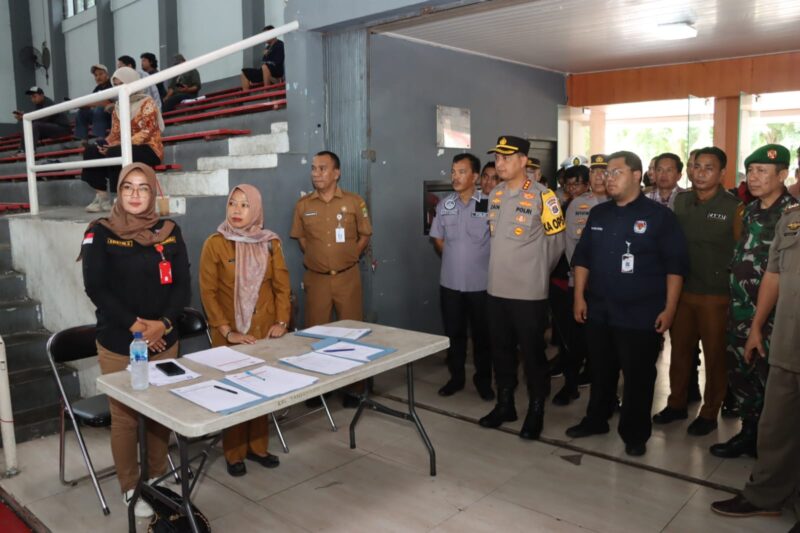 PANTAU: Kapolres Metro Tangerang dan jajaran saat meninjau pengamanan rekaliputasi suara Pemilu, Selasa (20/2/2024)