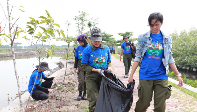PEDULI LINGKUNGAN: Tim Dinas Lingkungan Hidup dan Kebersihan Kabupaten Tangerang saat melalukan aksi bersih sampah dan penanaman mangrove di Ketapang Ubran Aquaculture.