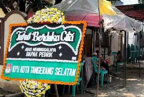 KARANGAN BUNGA: Ucapan turut berduka cita tampak terpampang di salah satu rumah KPPS yang meninggal di Tangerang Selatan.
