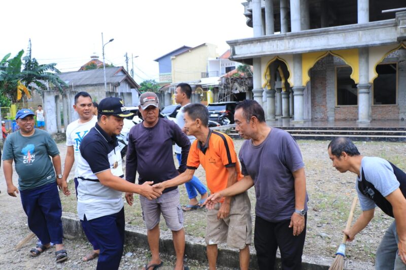 GOTONG ROYONG: Penjabat Walikota Tangerang Nurdin menyapa warga yang melakukan kerja bakti.