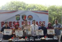 BARANG BUKTI: Polresta Bandara Soekarno Hatta memberi keterangan dengan sejumlah barang bukti kasus pornografi jaringan internasional. 