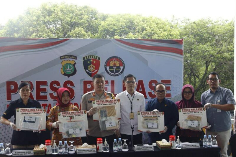 BARANG BUKTI: Polresta Bandara Soekarno Hatta memberi keterangan dengan sejumlah barang bukti kasus pornografi jaringan internasional. 