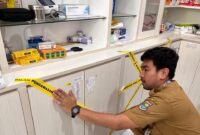 DISEGEL: Tim Petugas dari Dinas Kesehatan Kabupaten Tangerang menyegel apotek di Pasar Kemis yang izin prakteknya habis.