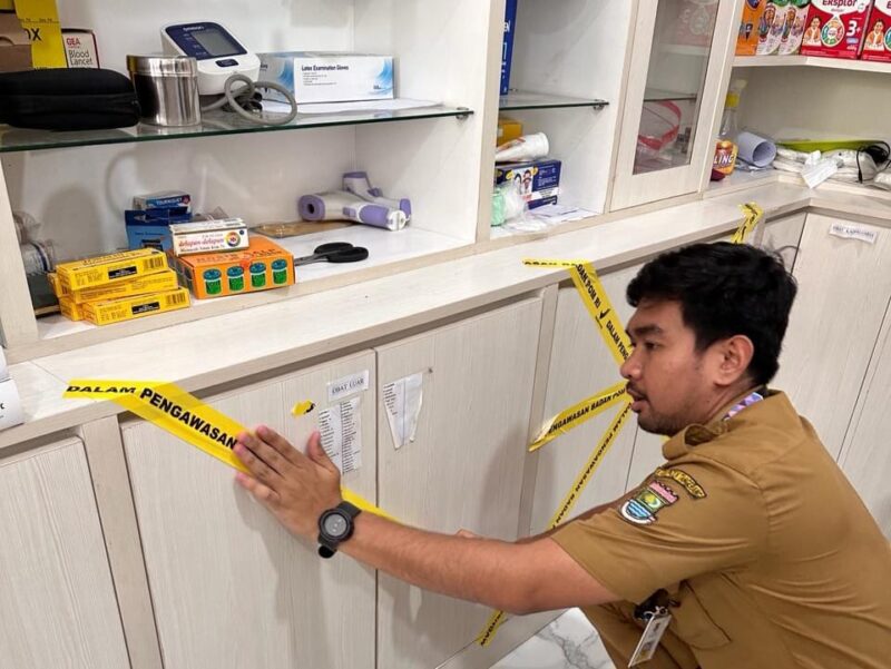 DISEGEL: Tim Petugas dari Dinas Kesehatan Kabupaten Tangerang menyegel apotek di Pasar Kemis yang izin prakteknya habis.