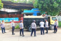 PENERTIBAN: Dinas Perhubungan Kota Cilegon melakukan penertiban operasional truk bertonase besar pengangkut pasir.