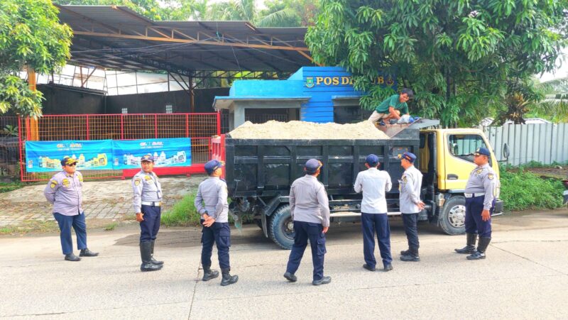 PENERTIBAN: Dinas Perhubungan Kota Cilegon melakukan penertiban operasional truk bertonase besar pengangkut pasir.