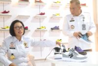 KREATIF: Warga Binaan Rutan Kelas 1 Tangerang diberi pelatihan memproduksi sepatu yang berakualitas.