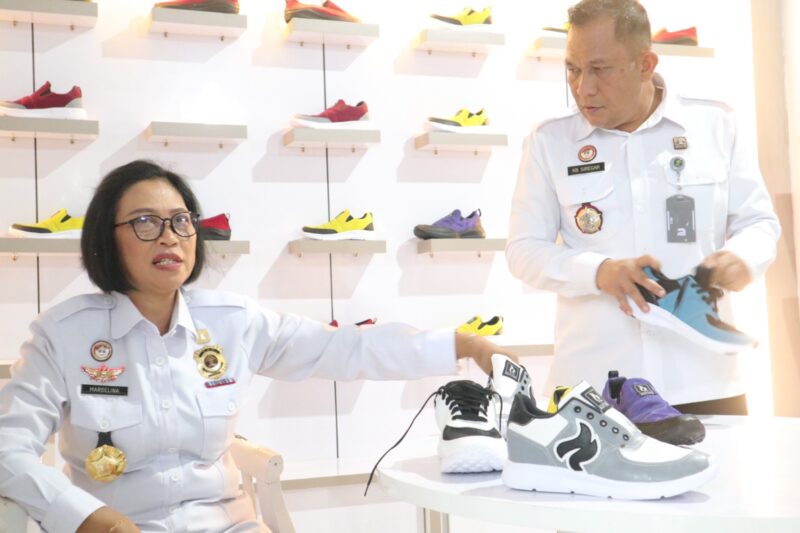 KREATIF: Warga Binaan Rutan Kelas 1 Tangerang diberi pelatihan memproduksi sepatu yang berakualitas.