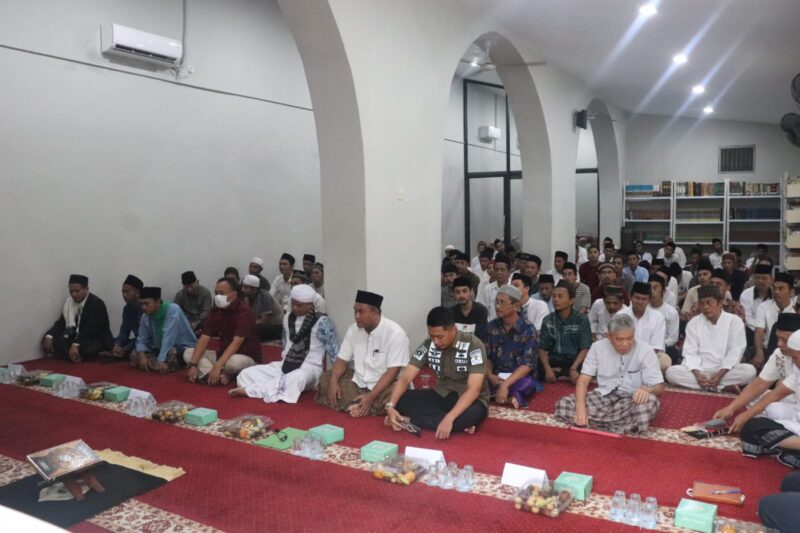 KHIDMAT: Suasana saat memperingati isr'a Mi'raj sekaligus menyambung bulan suci ramadhan di masjid Rutan Kelas IIB Serang.