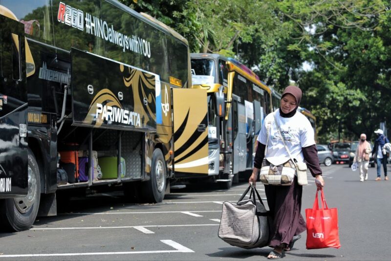 MUDIK: Warga mengikuti program mudik gratis.