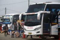 MUDIK: Sejumlah warga membawa barang bawaan yang hendak mudik ke kampung halamannya.
