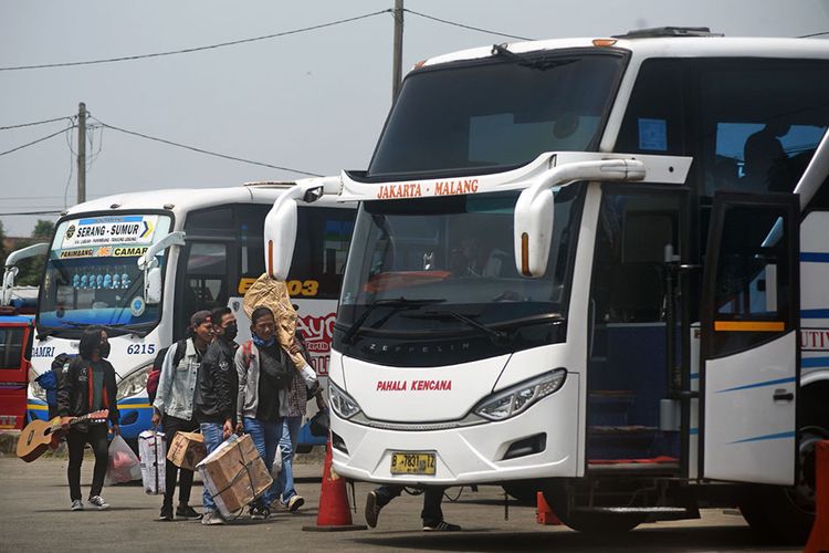 MUDIK: Sejumlah warga membawa barang bawaan yang hendak mudik ke kampung halamannya.