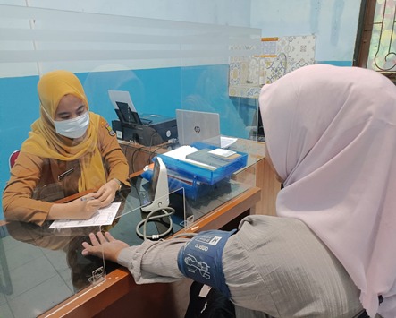 PERIKSA KESEHATAN: Salah seorang dokter Puskesmas Sukamulya, Kecamatan Sukamulya, Kabupaten Tangerang saat memeriksa kesehatan pasien, Senin  (25/02/2024).