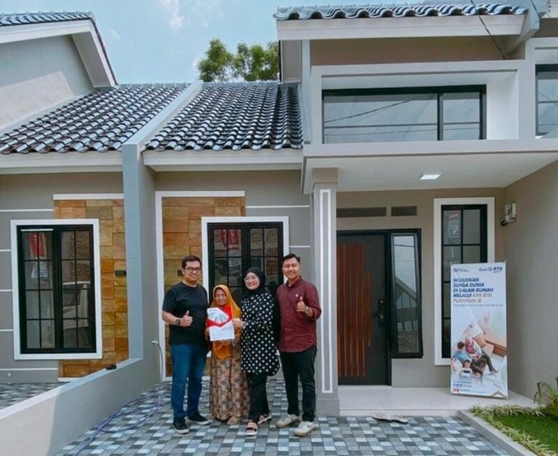 BERIKAN KUNCI: Serah terima kunci hunian kepada konsumen properti dari pengembang PT. Klik Rumah Indonesia. 