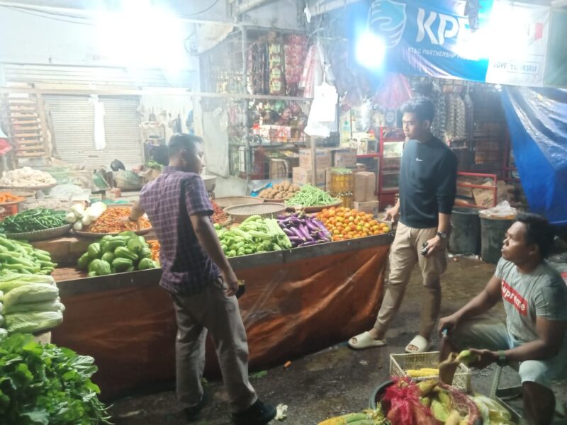 CEK PANGAN: Personel Polresta Tangerang saat mengunjungi salah satu pasar mengecek harga dan ketersediaan bahan pangan.