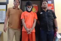 
JAMBRET: Pelaku penjambretan yang diamankan personel Polres Serang setelah sebelumnya sempat dihajar massa.
