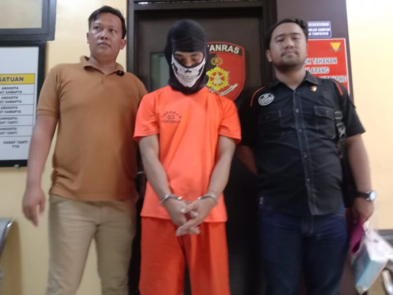 
JAMBRET: Pelaku penjambretan yang diamankan personel Polres Serang setelah sebelumnya sempat dihajar massa.
