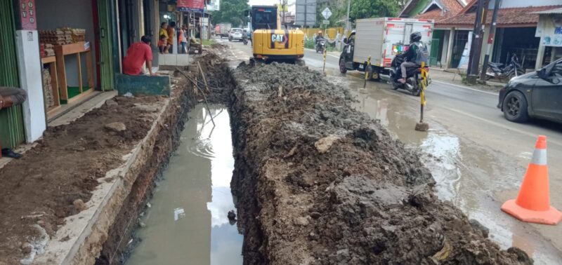 DISOROT: Salah satu pekerjaan milik PT RAP yang diduga dikerjakan asal asalan.