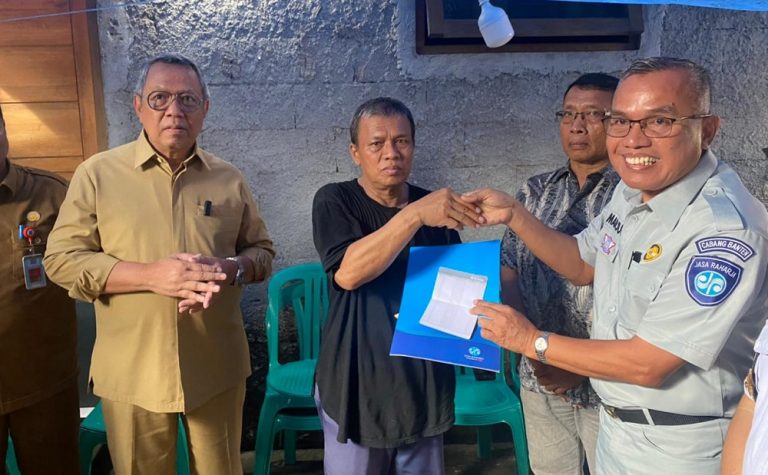 SANTUNAN: Manajemen Blue Star dan Jasa Raharja saat menyerahkan santunan kepada keluarga korban yang meninggal.