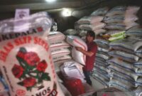 Caption Salah satu pedagang beras di Pasar Induk Beras Cipinang.(ist)