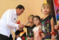 PORSENI: Sekda Maesyal Rasyid saat menyapa  anak-anak PAUD di Curug.