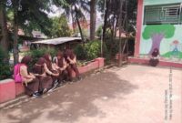 BERMAIN: Siswa SDN Saga 3, Kecamatan Balaraja, Kabupaten Tangerang saat bermain di halaman tanpa pagar sekolah, Kamis (7/03/2024).