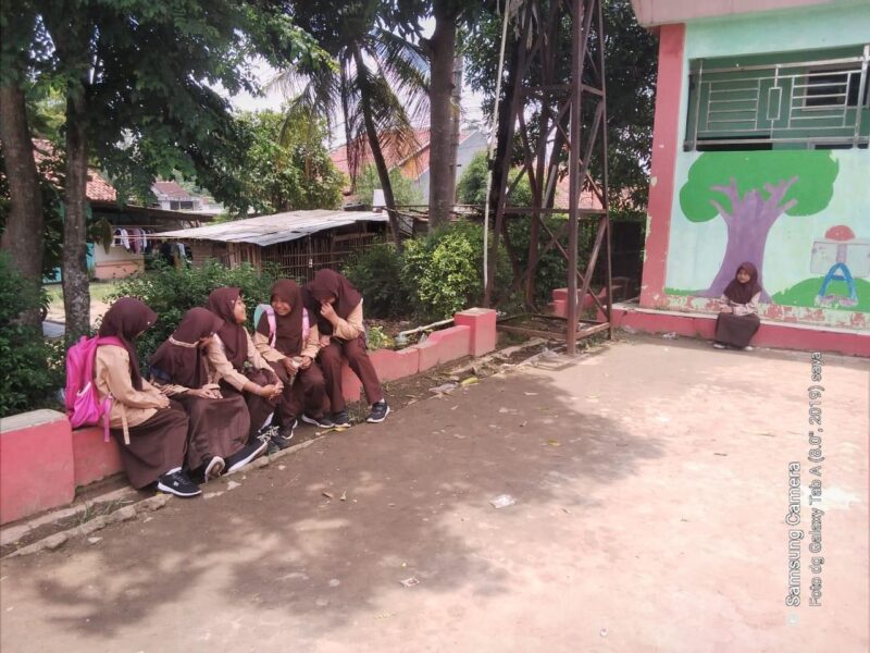 BERMAIN: Siswa SDN Saga 3, Kecamatan Balaraja, Kabupaten Tangerang saat bermain di halaman tanpa pagar sekolah, Kamis (7/03/2024).