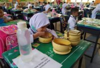 MAKAN BERSAMA: Siswa SD saat makan siang bersama di sekolah.