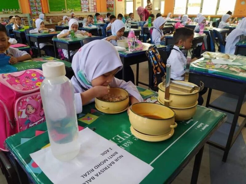 MAKAN BERSAMA: Siswa SD saat makan siang bersama di sekolah.
