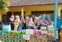 BERJUALAN: Orangtua siswa mendampingi anaknya saat kegiatan Market Day SDN Sentul Jaya 1, Kecamatan Balaraja, Kabupaten Tangerang, Kamis (7/03/2024).