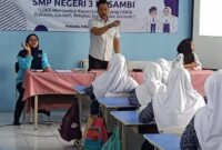 BERIKAN MATERI: Lurah Salembaran Jaya, Kecamatan Kosambi, Kabupaten Tangerang saat menjadi pembicara LDKS di SMPN 3 Kosambi, Sabtu (8/03/2024).