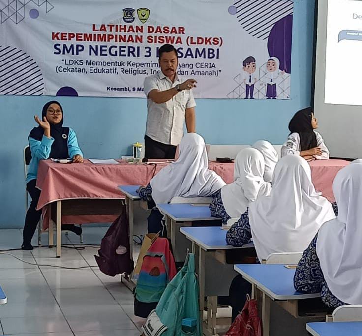 BERIKAN MATERI: Lurah Salembaran Jaya, Kecamatan Kosambi, Kabupaten Tangerang saat menjadi pembicara LDKS di SMPN 3 Kosambi, Sabtu (8/03/2024).