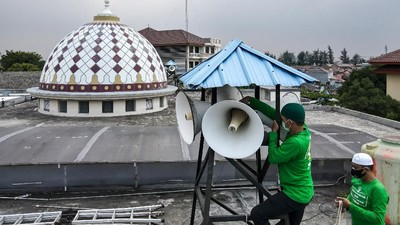 PENGERAS SUARA: Salah seorang pengurus DKM sedang memasang pengeras suara.
