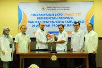 LAPORAN KEUANGAN: Penjabat Walikota Tangerang DR Nurdin menyerahkan LKPD ke perwakilan BPK Provinsi Banten.