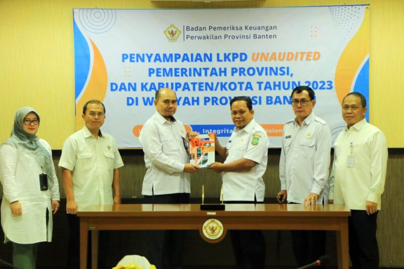 LAPORAN KEUANGAN: Penjabat Walikota Tangerang DR Nurdin menyerahkan LKPD ke perwakilan BPK Provinsi Banten.