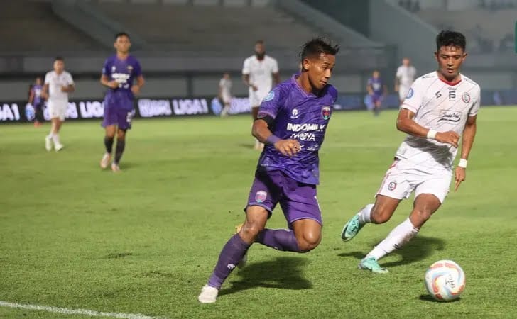 DUEL: Pemain Persita M. Toha (kiri) memenangkan bola, saat berduel dengan pemain Arema.

