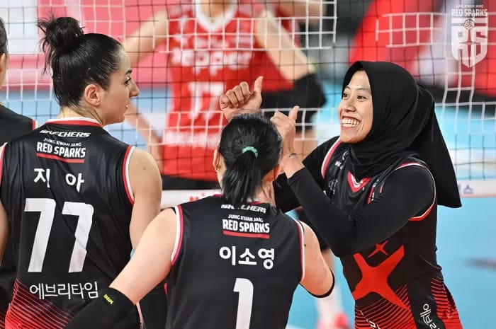 RAYAKAN KEMENANGAN: Megawati Hangesti (kanan) sukse menjadi pemain Red Sparks, Korean V-League.