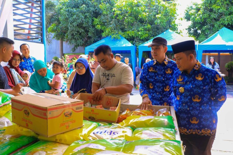 PASAR MURAH: Pemerintah Kota Tangerang menjual beragam produk pangan dalam Gerakan Pasar Murah yang digelar Senin (18/3/2024).
