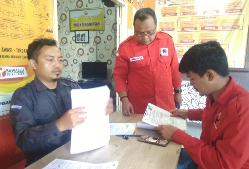 LAPOR BAWASLU: PDI Perjuangan Kota Cilegon menyerahkan bukti untuk melengkapi laporan dugaan pelanggaran pemilu.